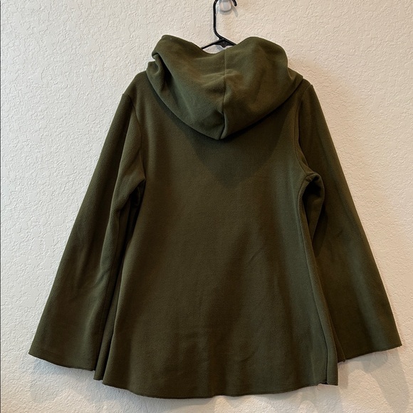 Elegant Olive Cape with Button Accent - Picture 6 of 6
